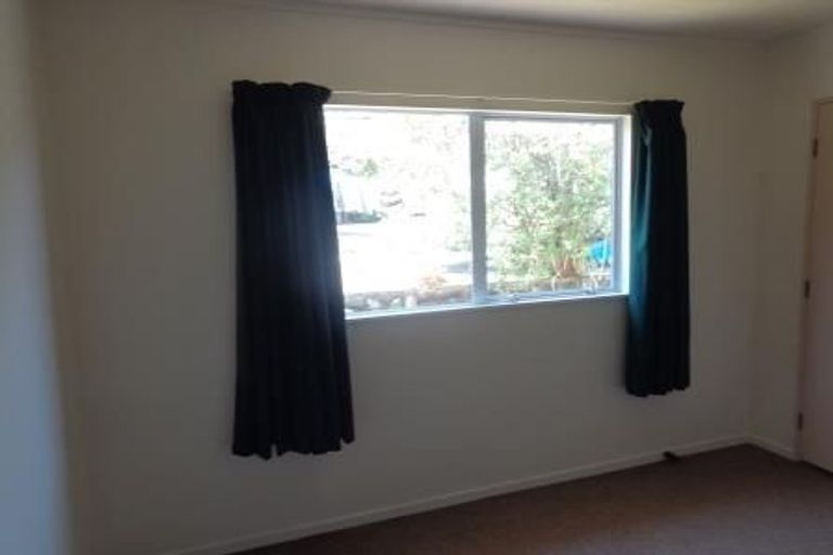 Photo of property in 16 Worthington Place, West Harbour, Auckland, 0618