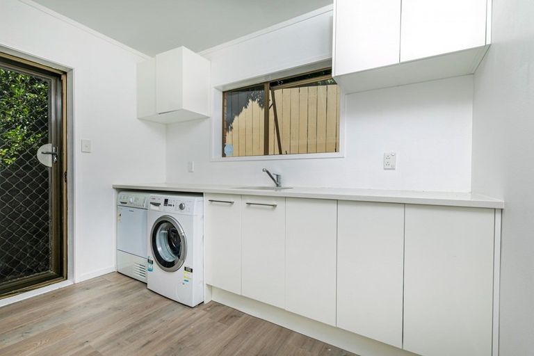 Photo of property in 2/22 Beulah Avenue, Rothesay Bay, Auckland, 0630