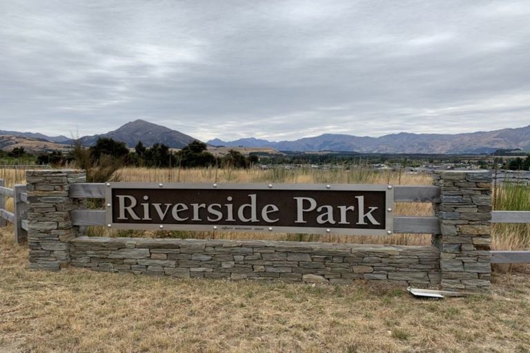 Photo of property in 33 Kingfisher Crescent, Albert Town, Wanaka, 9305