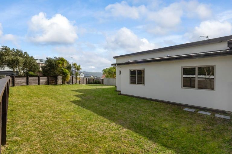 Photo of property in 1 Greenstone Place, Aotea, Porirua, 5024