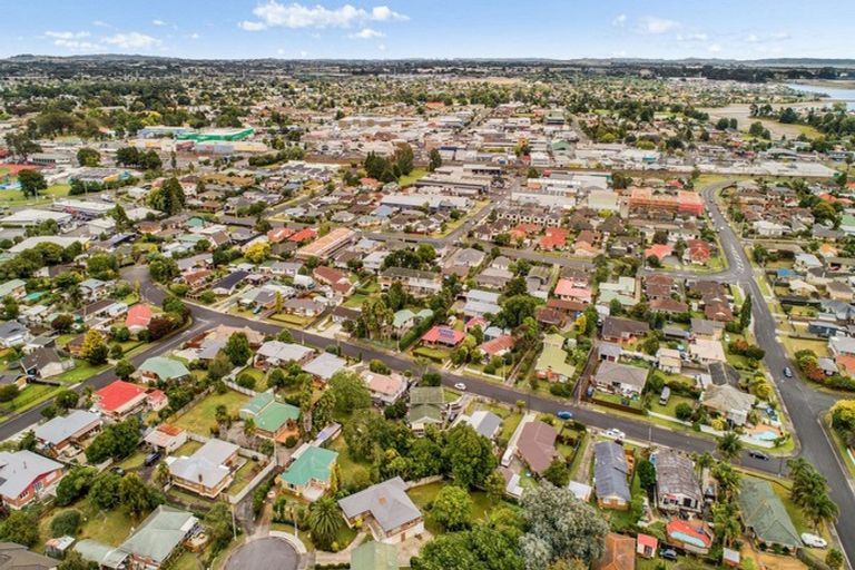 Photo of property in 15 Campbell Place, Papakura, 2110