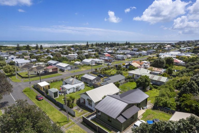Photo of property in 15 Manuka Street, Castlecliff, Whanganui, 4501