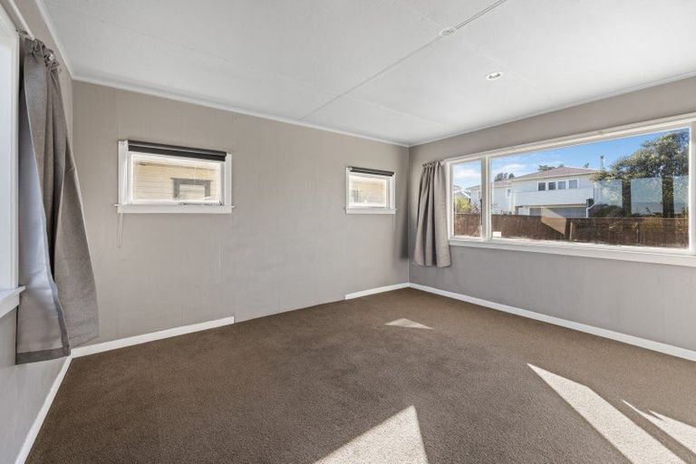 Photo of property in 15 York Crescent, Westown, New Plymouth, 4310