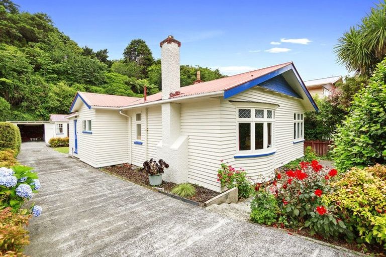Photo of property in 24 Lincoln Avenue, Tawa, Wellington, 5028