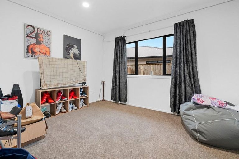 Photo of property in 1 Molesworth Street, Carterton, 5713