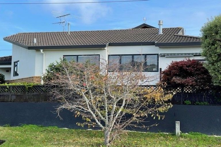 Photo of property in 2/32 Bevyn Street, Castor Bay, Auckland, 0620