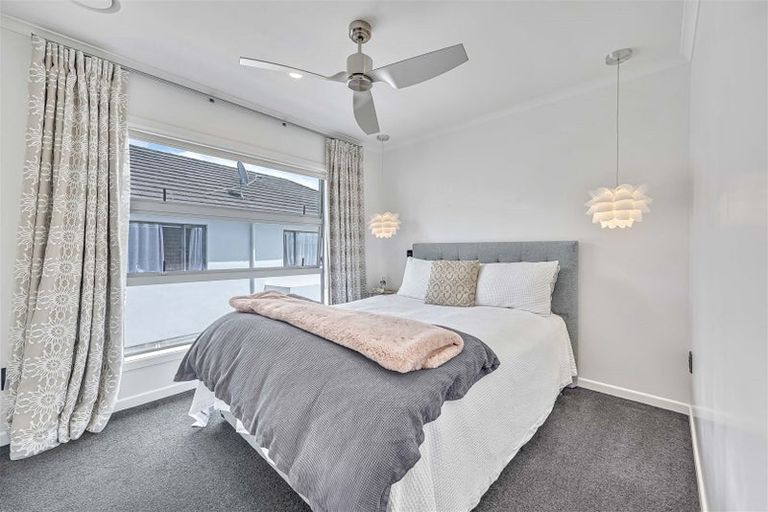 Photo of property in 8 Mansion Court, West Harbour, Auckland, 0618