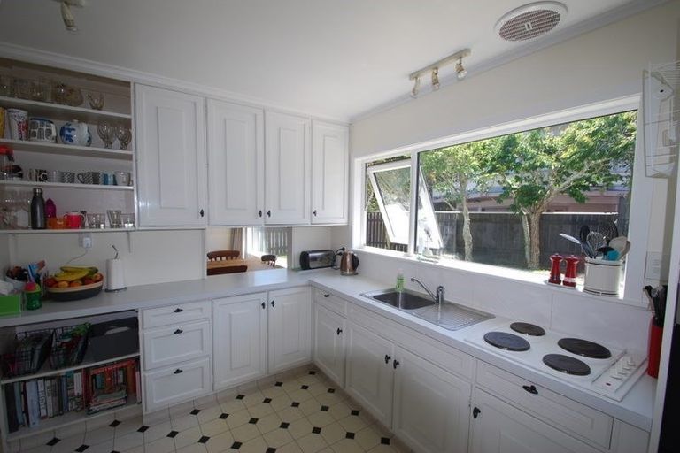 Photo of property in 109 Taylor Terrace, Tawa, Wellington, 5028