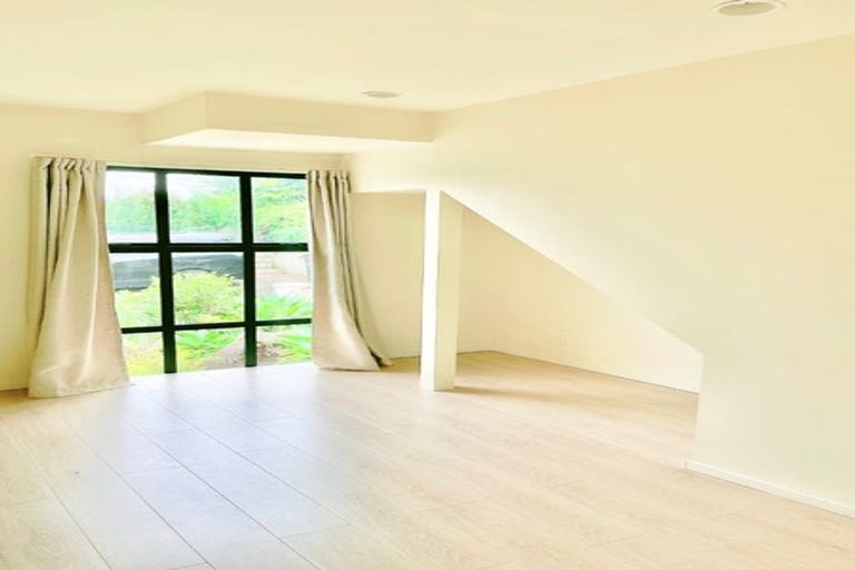 Photo of property in 1/881 East Coast Road, Northcross, Auckland, 0632