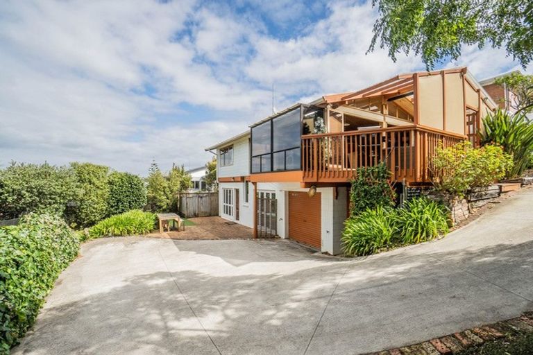 Photo of property in 6 Barker Rise, Northcross, Auckland, 0632