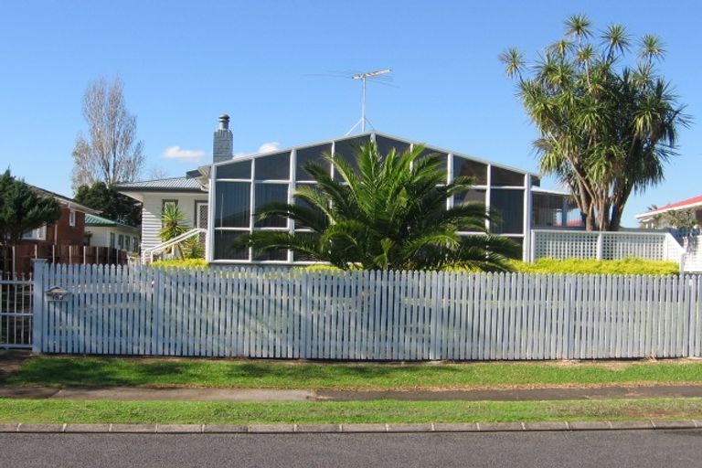 Photo of property in 153 Edgewater Drive, Pakuranga, Auckland, 2010