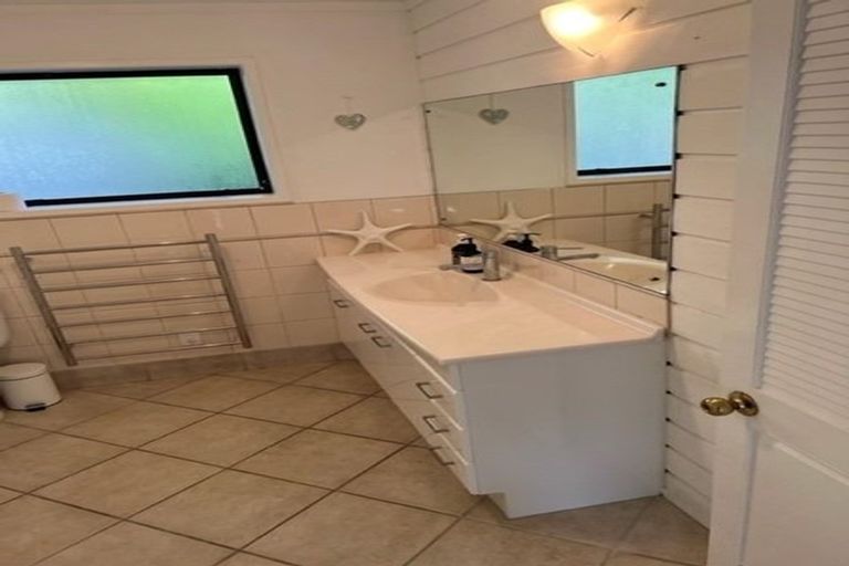 Photo of property in 1/28 Sandown Road, Rothesay Bay, Auckland, 0630