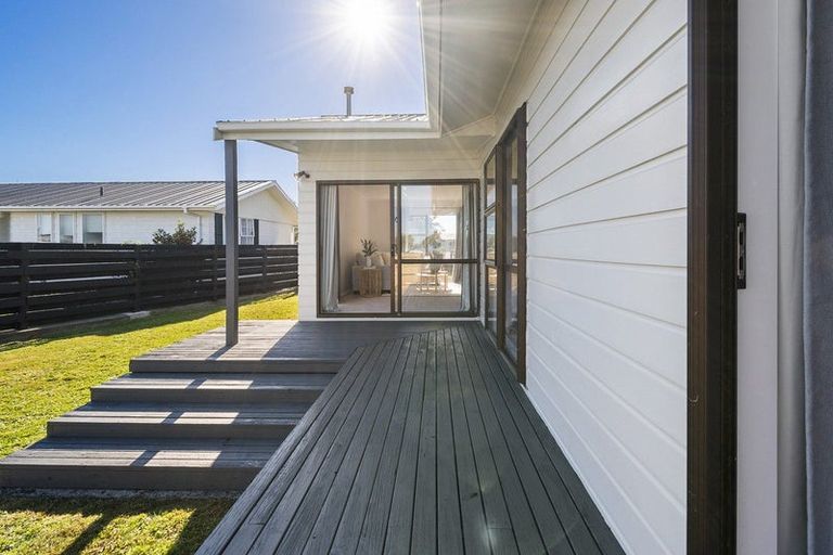 Photo of property in 18 Suzanne Grove, Kelvin Grove, Palmerston North, 4414