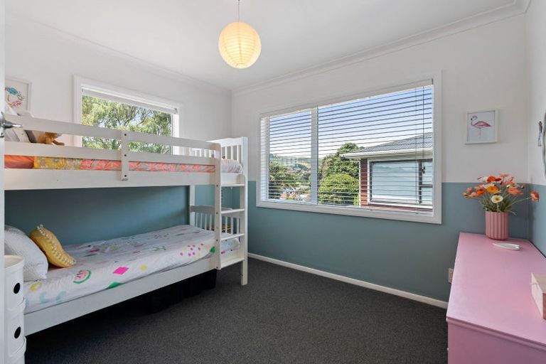 Photo of property in 19 Kereru Bend, Tawa, Wellington, 5028