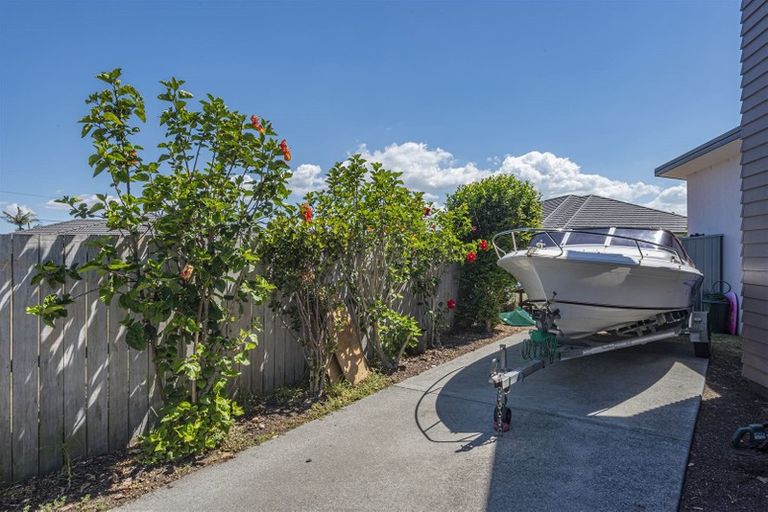 Photo of property in 5 Paradise Point Place, One Tree Point, 0118