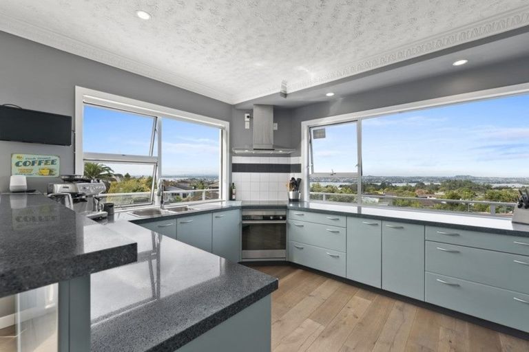 Photo of property in 21 Chelsea View Drive, Chatswood, Auckland, 0626