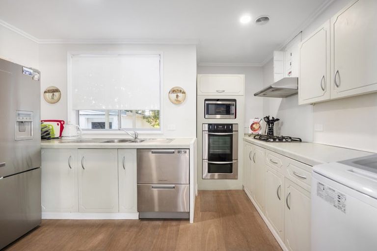 Photo of property in 15 Manahi Avenue, Kawaha Point, Rotorua, 3010