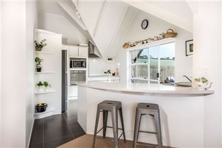 Photo of property in 14 The Avenue, Albany, Auckland, 0632