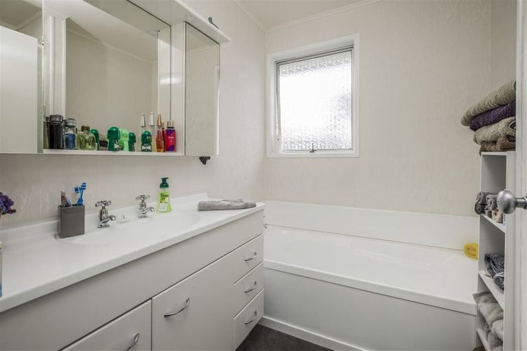 Photo of property in 9 Hindmarsh Street, Henderson, Auckland, 0612