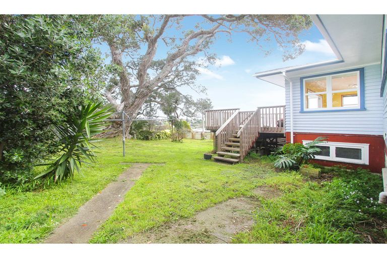 Photo of property in 24 Howard Road, Northcote, Auckland, 0627