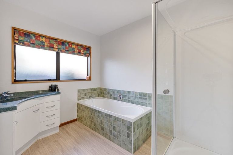 Photo of property in 8 Brockhall Lane, Avonhead, Christchurch, 8042