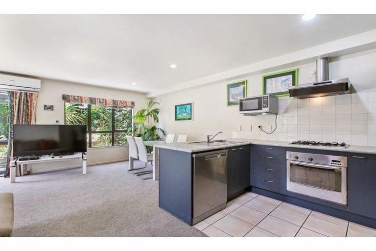 Photo of property in 9/42 Fields Parade, Oteha, Auckland, 0632