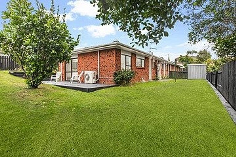 Photo of property in 2/303a Great North Road, Henderson, Auckland, 0612