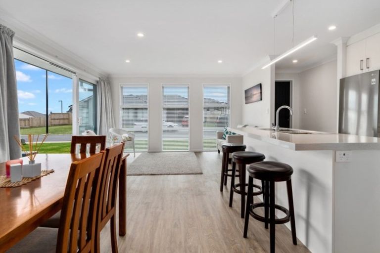 Photo of property in 77 Bert Wall Drive, Omokoroa, 3114