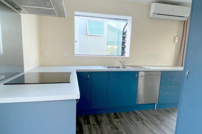 Photo of property in 4 Karo Place, Glendene, Auckland, 0602