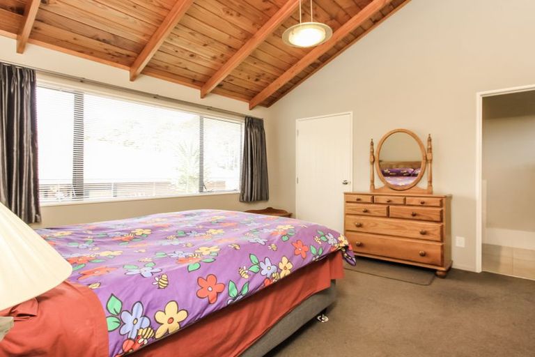 Photo of property in 6 Khaleel Place, Henderson, Auckland, 0612