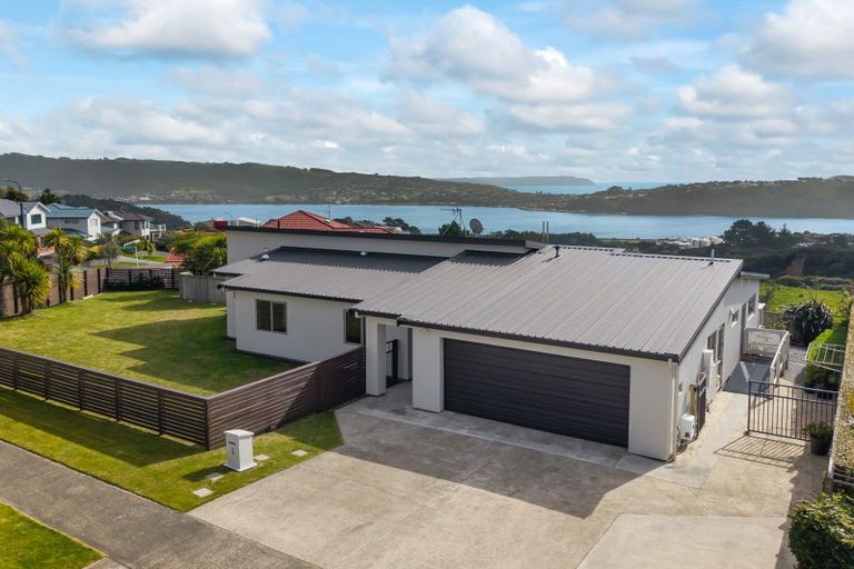 Photo of property in 1 Greenstone Place, Aotea, Porirua, 5024