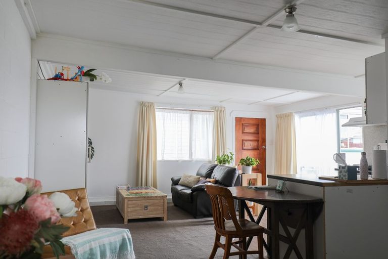 Photo of property in 116 Woodglen Road, Glen Eden, Auckland, 0602