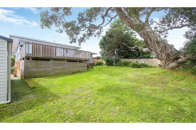Photo of property in 24 Howard Road, Northcote, Auckland, 0627