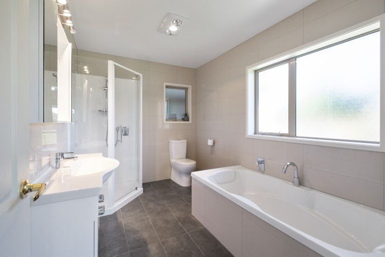 Photo of property in 98 Polson Hill Drive, Aokautere, Palmerston North, 4471