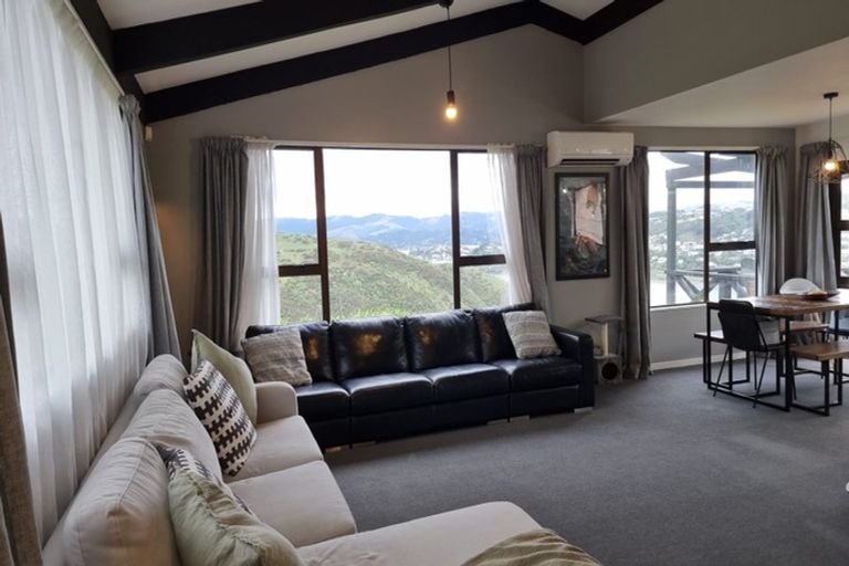 Photo of property in 4 Crown Hill, Titahi Bay, Porirua, 5022