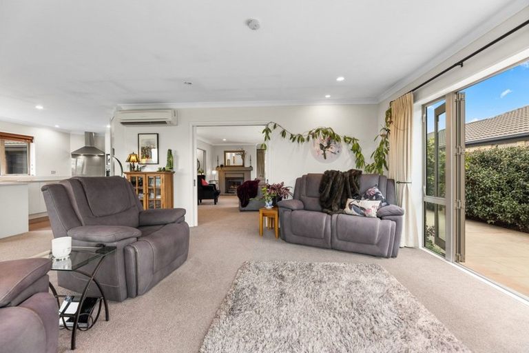 Photo of property in 92 Willowview Drive, Redwood, Christchurch, 8051