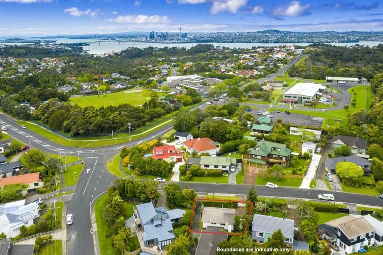 Photo of property in 1/1a Radiata Lane, Chatswood, Auckland, 0626