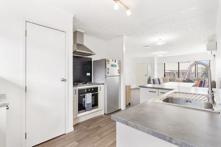 Photo of property in 2/7 Frank Evans Place, Henderson, Auckland, 0610