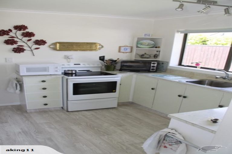 Photo of property in 6a Rewarewa Crescent, Waikanae, 5036