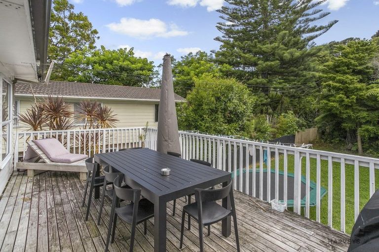 Property details for 8 Kauri Point Road, Laingholm, Auckland, 0604