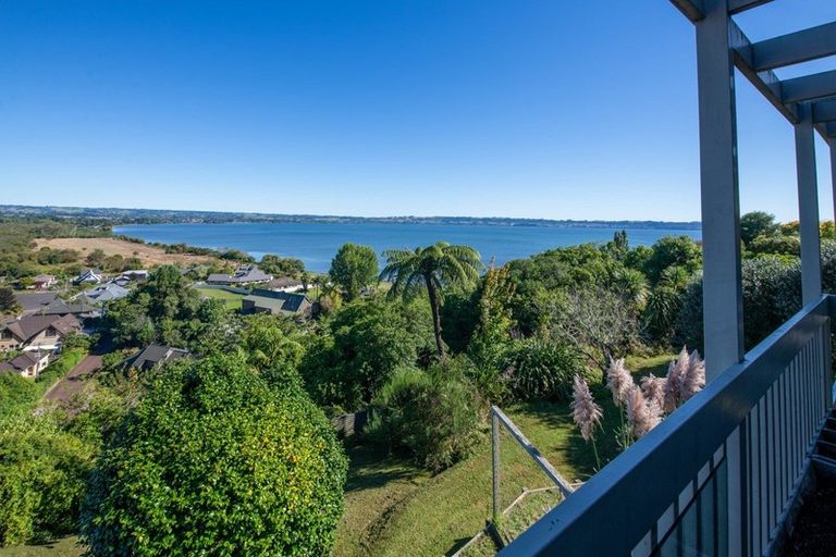 Photo of property in 10 Naera Place, Kawaha Point, Rotorua, 3010