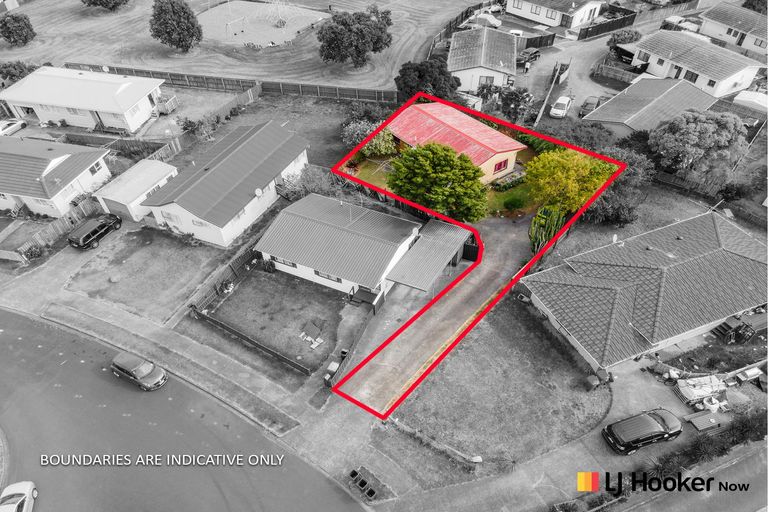 Photo of property in 2/12 De Bloge Place, Clendon Park, Auckland, 2103