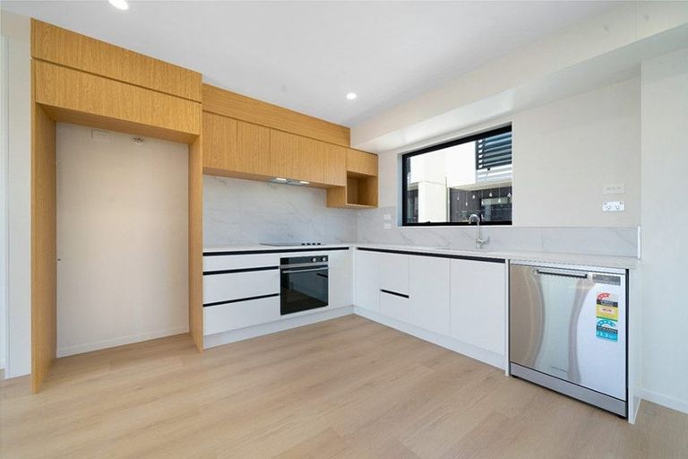 Photo of property in 2/16 Hewlett Road, Massey, Auckland, 0614