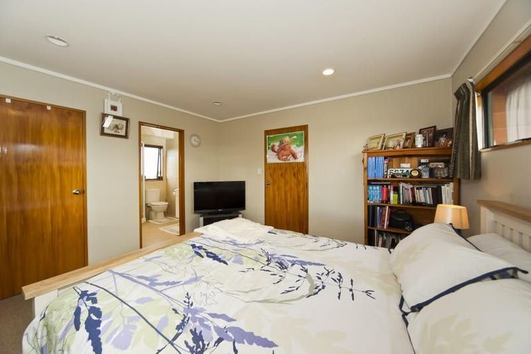 Photo of property in 19 Farquhar Road, Glendene, Auckland, 0602