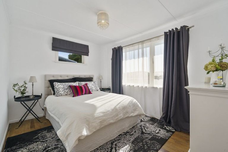 Photo of property in 8 Balmain Street, Newlands, Wellington, 6037