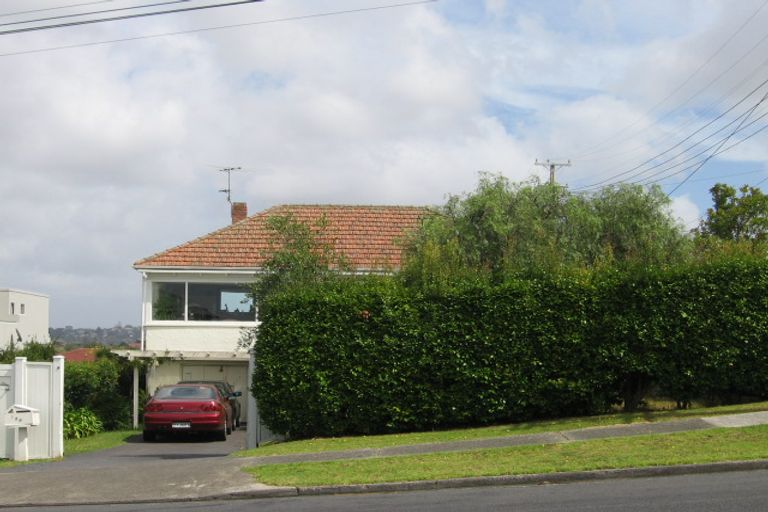 Photo of property in 1/160 East Coast Road, Forrest Hill, Auckland, 0620