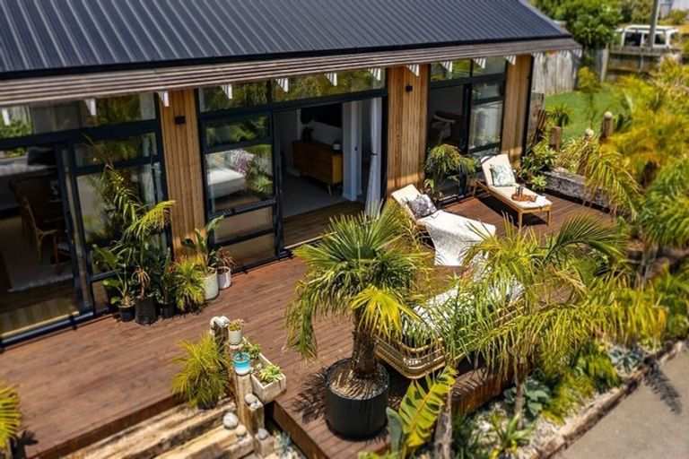 Photo of property in 33 Rauparaha Street, Waikanae Beach, Waikanae, 5036