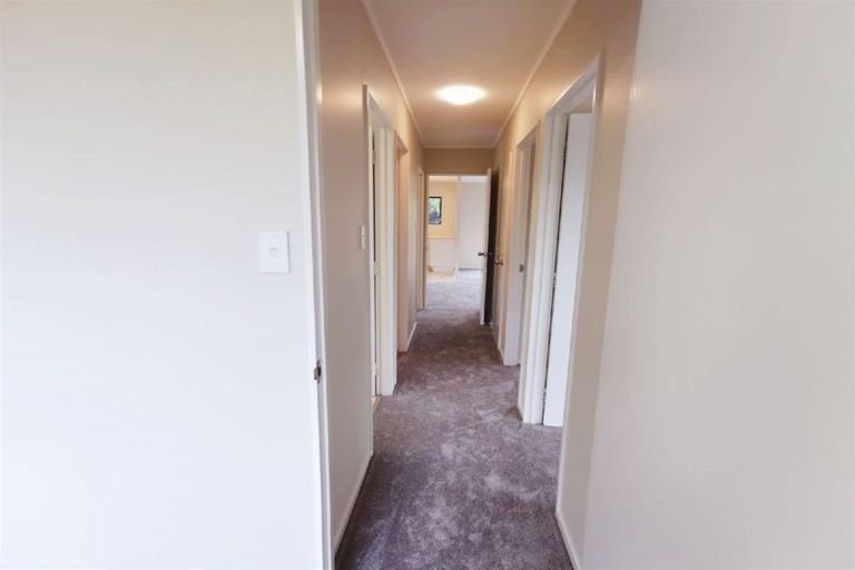 Photo of property in 2/13 Helicon Place, Totara Vale, Auckland, 0629