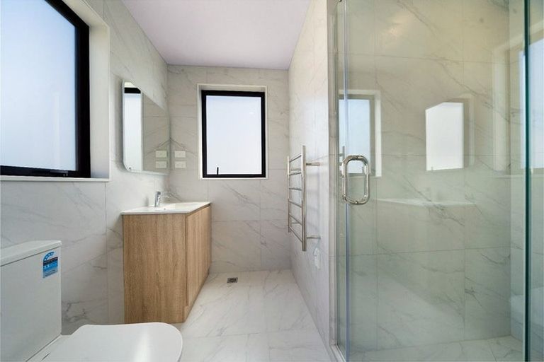 Photo of property in 2/16 Hewlett Road, Massey, Auckland, 0614