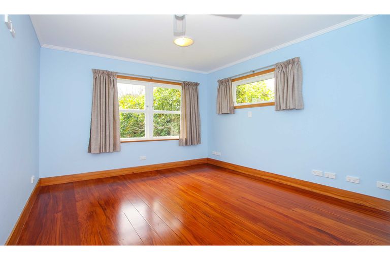 Photo of property in 24 Howard Road, Northcote, Auckland, 0627